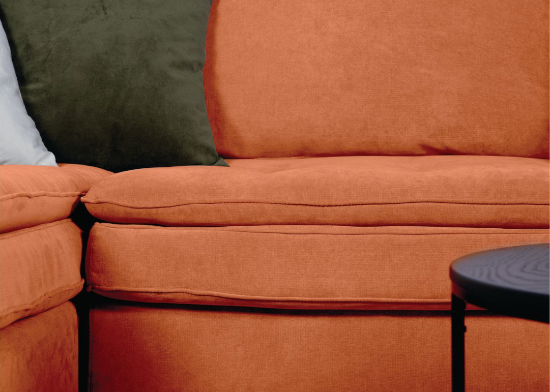 Απεικονίζει τα μαξιλάρια του γωνιακού καναπέ Lisbon Interium σε πορτοκαλί χρώμα.